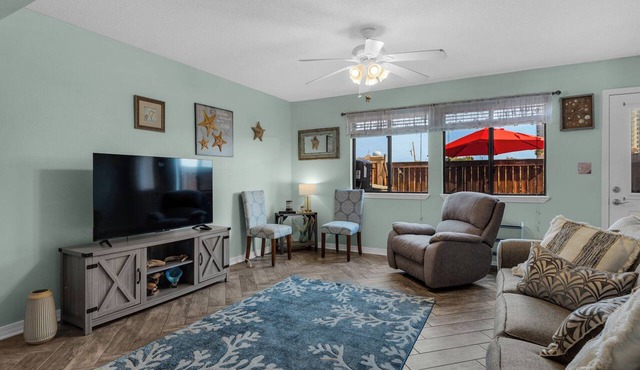 ⛱️Sugar Beach C-11-Fenced Yard, Gulf Side, & Pool!⛱️