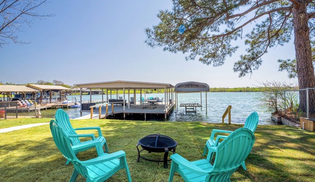 Sun rays & lake waves on Lake LBJ! Lakefront, hot tub, SUP, fire pit, games!