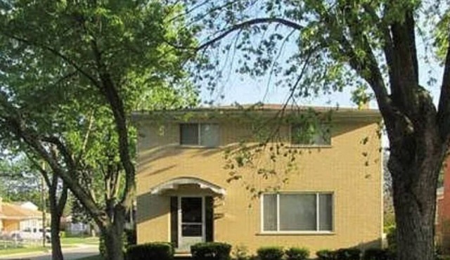 Sunburst Palace Spacious 4-bed rm with a Den-Fulton in Center Line, MI.