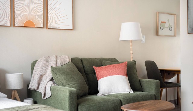 Sunny Mt. Tabor Studio, Full Kitchen, Walk to Parks
