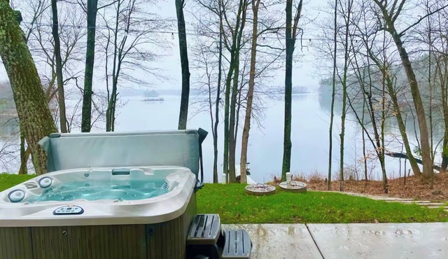 Sunrise Chalet on Potato Lake - Water Front - Dock - Game Room - Hot Tub