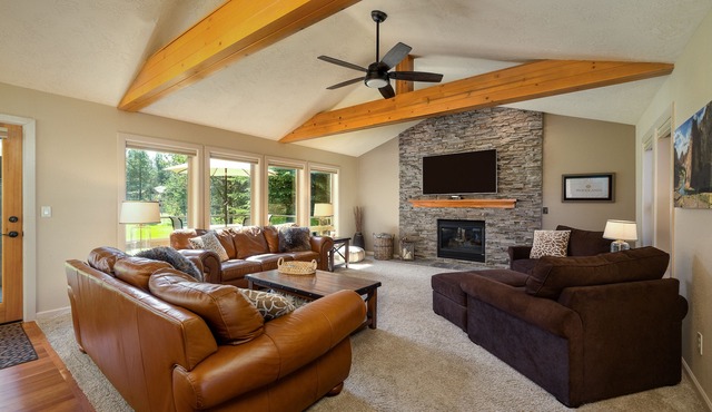 SUNRIVER, 3 King Suites+Bunk Room! On 14th Green, Hot Tub, Bikes, 10 SHARC Pass’