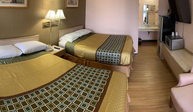 Super 7 Inn