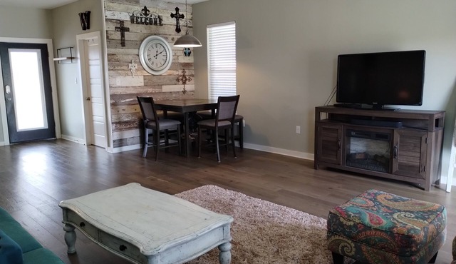 Super Clean Executive Rental 3/2 house in Sulphur Minutes from Frasch Ballpark