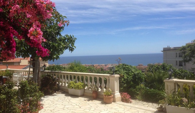 Superb Panoramic sea and mountain facing south Very quiet in Menton