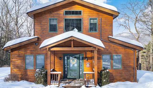 Sweeping Mountain-View Cabin, Woodstock Escape