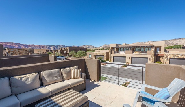 Sweeping Red Rock Views - 4BR close to Pool & Hot Tub