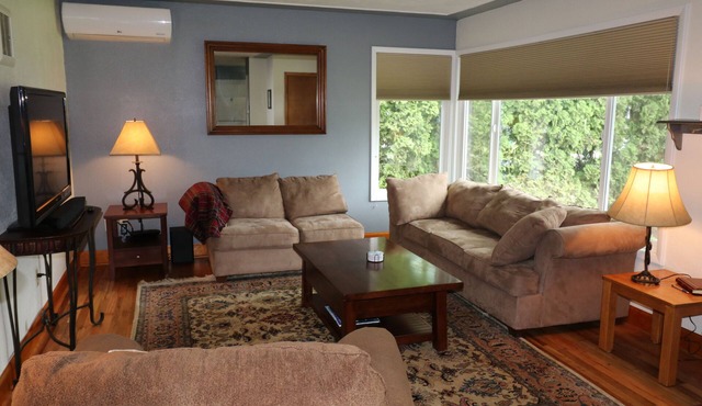 Sweet 3 Bedroom, Walk to Main St!
