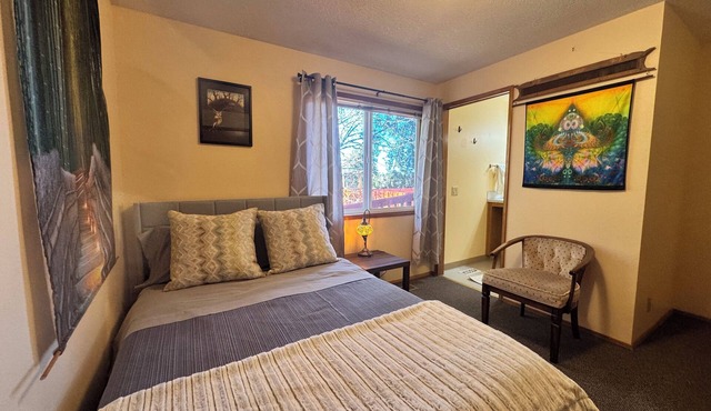 Sweet Bamboo Room with Half-Bath in delightful Sherwood with AC, WiFi, TV