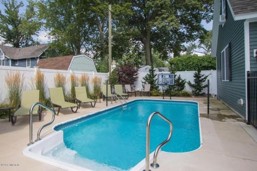 Swimming Pool & Shuffleboard - 2 Blocks to Kid's Corner & South Beach