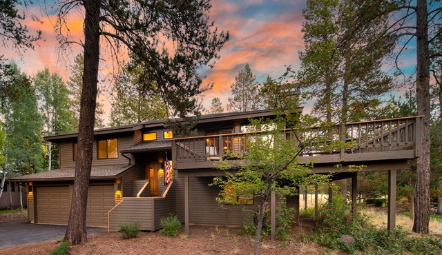Tanner by AvantStay | Hot Tub, Fireplace, BBQ Grill | Modern Cascades Escape