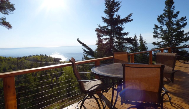 Tettegouche Cedar Log Cabin amazing Lake Superior views near 4 state parks, SHT