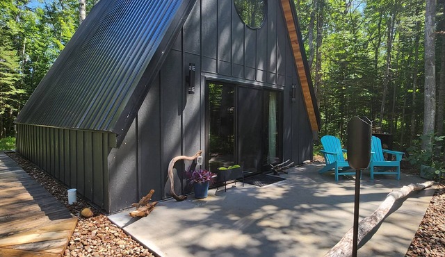 The Acorn of Little Sand Bay Secluded, Wooded, and Dog Friendly!