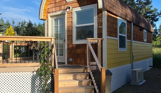 The Cat Perch at the "Janelle Rose"7128 SE Salem Oregon