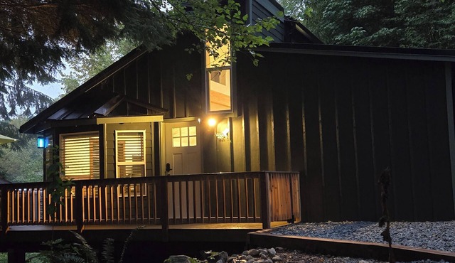 *The Dovetail Den- Tranquil with Hot Tub and A/C*