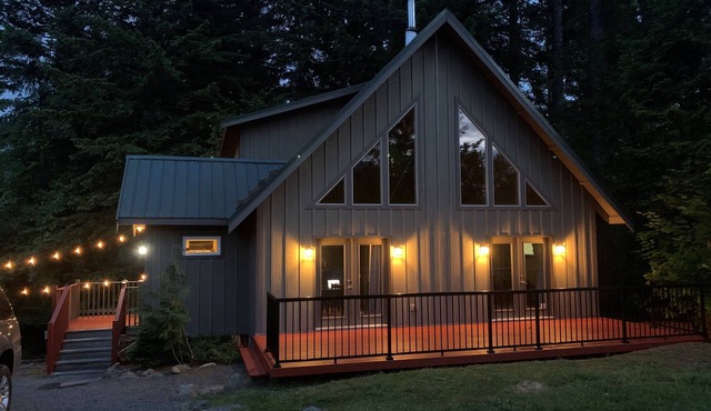 The Elk Run Lodge-close to town, hot tub, game table, Apple TV and fire pit.