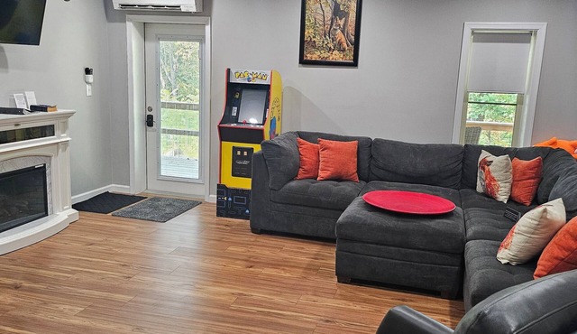 The Fox Den, 2 bdrm, walk to Purple Fiddle, near Canaan, Davis, Blackwater Falls in Thomas