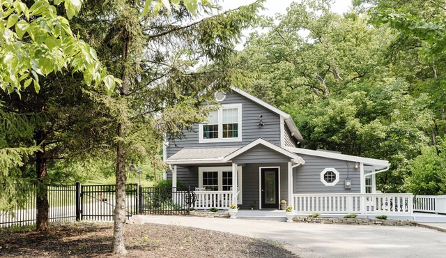 "The Lisette" spacious creekside carriage house