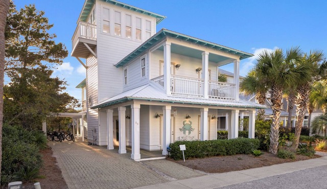 The Loopy Crab + Huge Private Pool, Patios & Bikes