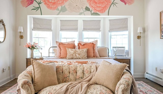 The Lorelai at Middle Street Manor: Walk to Town Green, Gazebo, Shops & Dining in New Milford