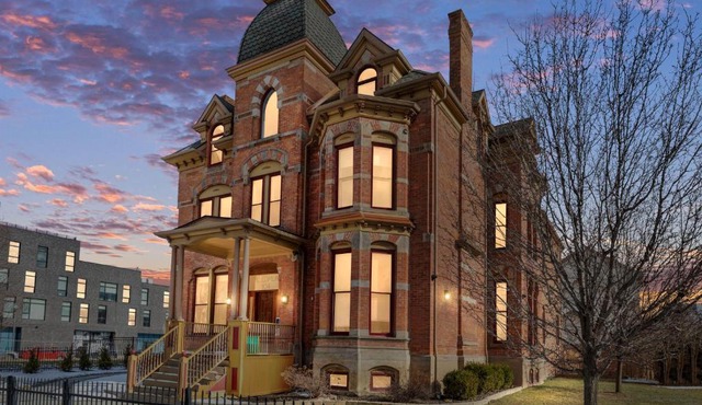 The Lumber Baron's Mansion: 2 King Suites, 2.5BA + Gym