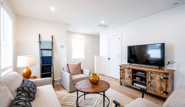 The Nagawicka Loft- Dog Friendly, Prime Location, Pontoon Rental
