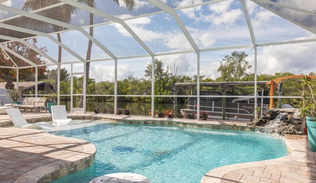 The Pearl: Luxury Pool on Canal