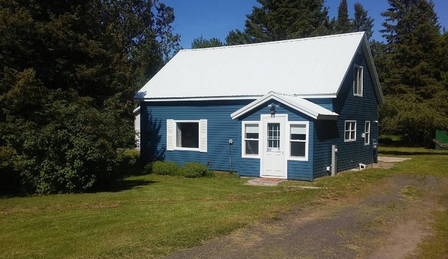 The Penny House: CLEAN with garage, one block from trails & stores