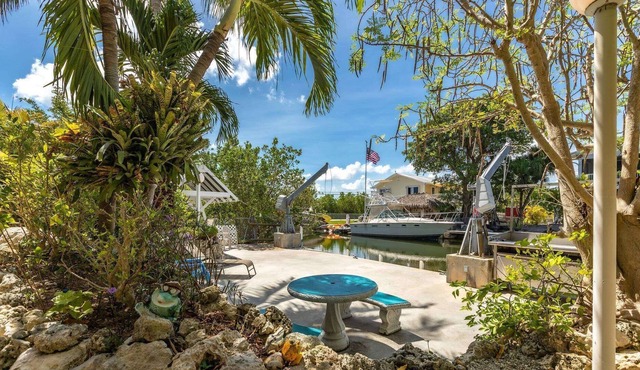 The Pineapple Cottage: Live Your Best Keys Life, 3BR Canal Front Home, Dockage & Pet-Friendly Bliss!