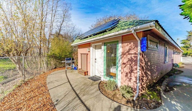 The Pool House - Private Pool & Relaxing Outdoor Retreat in Ferndale