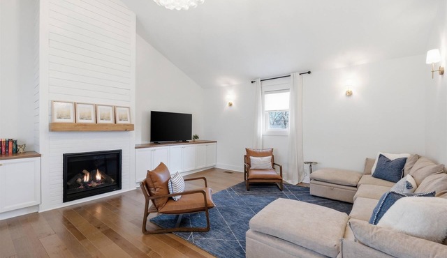 The Regency-Merriam 3BR Home with Game Room & Deck in Merriam