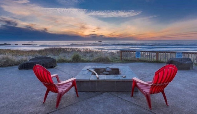 The Rock, Sleeps 12, WiFi, Oceanfront, Hot Tub, Theater Room, Private Beach Access, BBQ