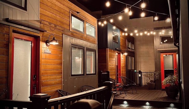 The Vera - Cute Tiny House - AC, WiFi, 96 Walk Score!