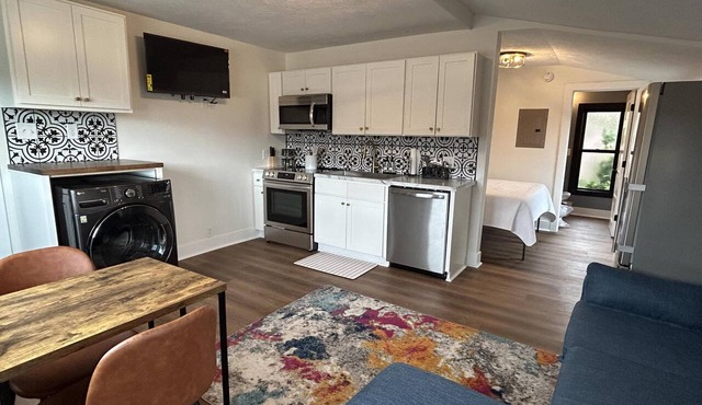 The Victorian Queen Getaway – Walkable, Washer/Dryer, Downtown Charm