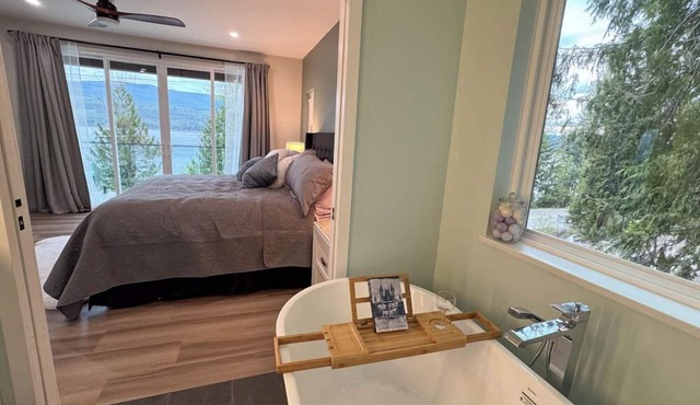 Thistle Dew Lake House with Private Beach & Buoy! Shuswap Lake in Anglemont