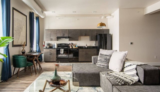 Thompson 202 · Beautiful Luxury Loft - Heart of Depot Town