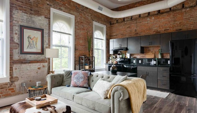 Thompson 307 · Light Filled Artist Loft - Downtown Depot town