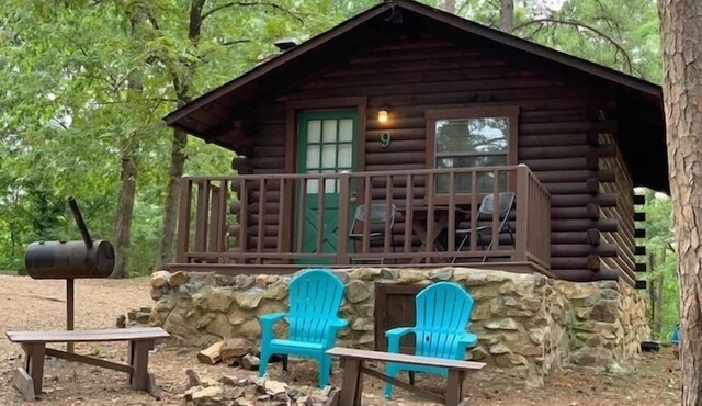 Tiddly Winks | Honeymoon Cabin | Fireplace & Near Beavers Bend