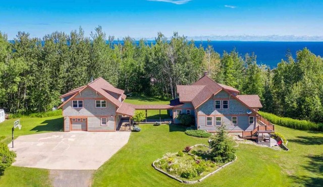 Timber Frame House overlooking Lake Superior, 20 miles from downtown Duluth