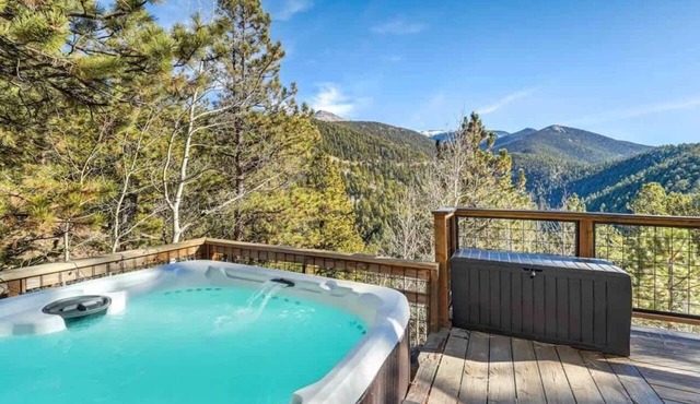Timber Peak Cabin! Hot Tub,BBQ & Scenic Views! in Divide