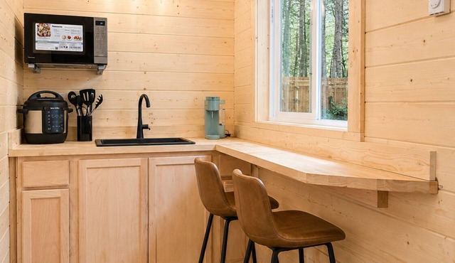 Tiny Cabin Retreat @ Mt Rainier w/Hot Tub & Sauna