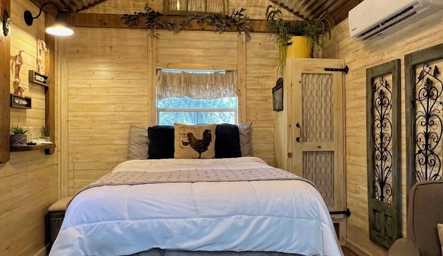 Tiny Farmhouse Pickleball Court and Pet Friendly!