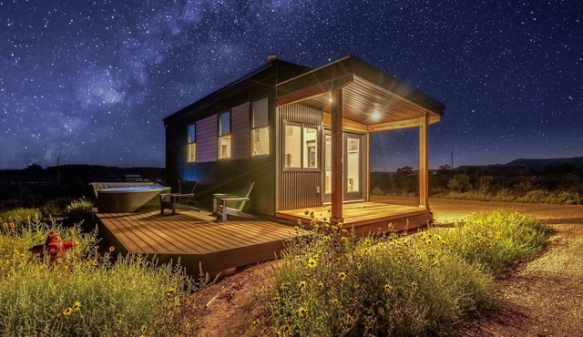 Tiny Home w Panoramic Views, Hot Tub, Near Zion