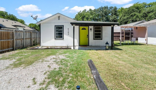 Tiny Home w/ Private Yard & Parking, Pet Friendly, 15min to Downtown Dallas