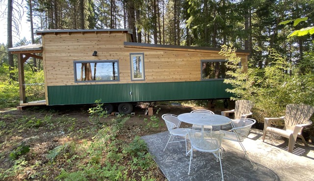 Tiny house on 6 quiet acres with outdoor nsteam sauna, and views. Pet friendly!