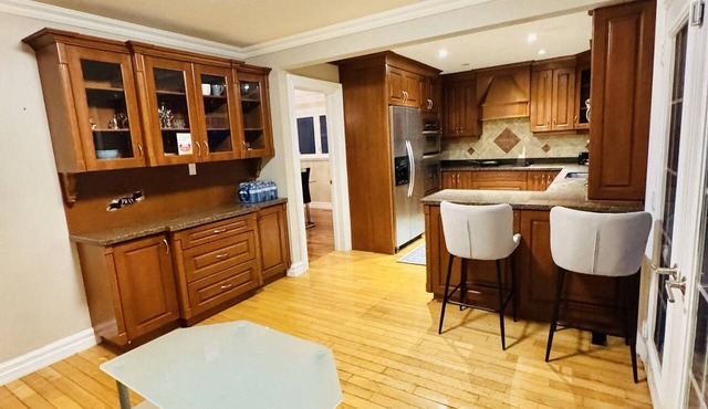 Top Executive 10 bedroom Home Near Airport in Mississauga
