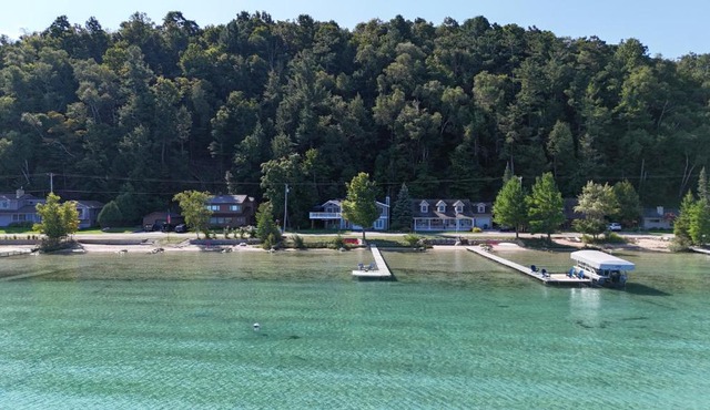 Trader Scott's - Lakefront and Gorgeous!