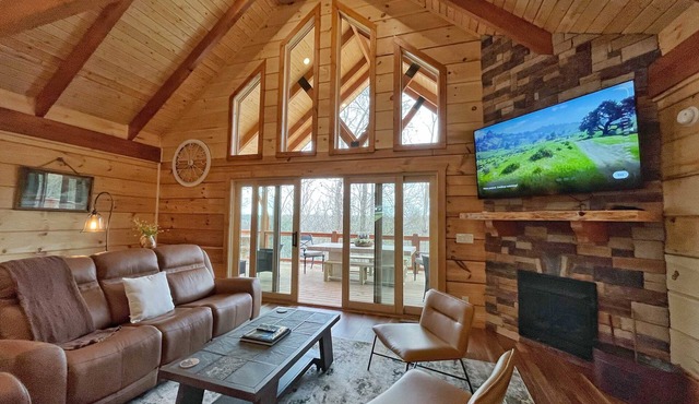 Trail Run Inn - 15 Guest Cabin, RRG, Gorgeous Views in Rogers