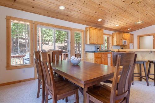 Trailside Cabin Hot-Tub 2 Miles to Lake