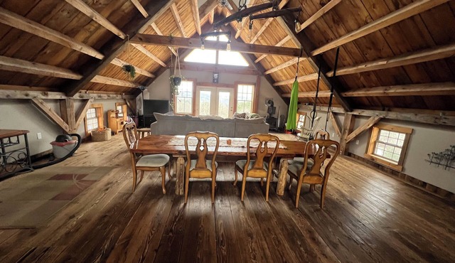 Tranquil 3-bed home in Brookfield with WiFi, quiet road, patio and great room
